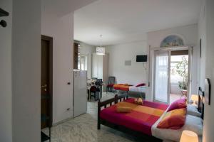ローマにあるLa Volieraのベッドルーム1室(カラフルな毛布付きのベッド1台付)
