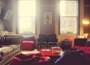 uma sala de estar com um sofá e uma mesa em Vagabonds Hostel em Belfast