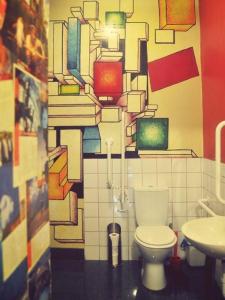 La salle de bains est pourvue de toilettes et d'un lavabo. dans l'établissement Vagabonds Hostel, à Belfast