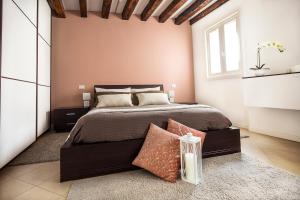 a bedroom with a large bed and a window at Cà Biennale, scoprire la Venezia nascosta! in Venice