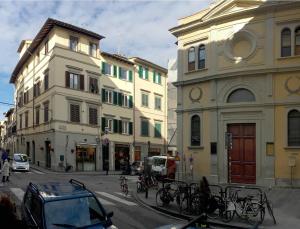 um grupo de edifícios numa rua da cidade com bicicletas em Close to Michelangelo em Florença