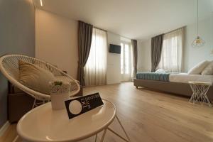 a living room with a bed and a coffee table at Lainez Rooms & Suites in Trento