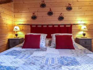 A bed or beds in a room at Chalet de Barraou