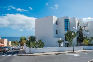 een wit gebouw aan de straatkant bij Loft del Mar 1 Jandia in Playa Jandia