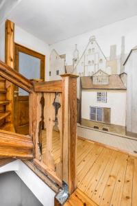 Una habitación con suelos de madera y vistas a un edificio. en Dome square apartment, Old Town, en Riga