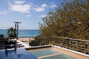 パラリア・ブラフにあるVrachos Solymarの家のバルコニーからビーチの景色を望めます。