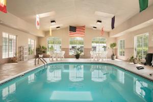 uma piscina interior com uma bandeira americana num edifício em Country Inn & Suites by Radisson, Paducah, KY em Paducah