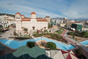 - une vue aérienne sur un grand bâtiment avec une piscine dans l'établissement Morfeas Hotel, à Argos