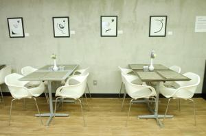 Um restaurante ou outro lugar para comer em Ímpar Suítes Expominas
