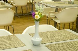 Um restaurante ou outro lugar para comer em Ímpar Suítes Expominas