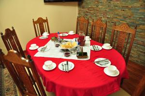 una mesa con un mantel rojo sobre una mesa roja en Hospedaje klickmann, en Temuco
