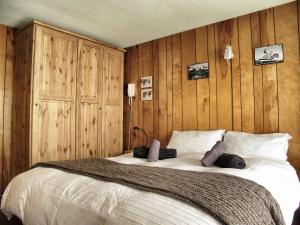 ブレウイル・チェルヴィナイアにあるWhite on Matterhornの木製の壁のベッドルーム1室(大型ベッド1台付)