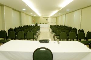 Área de negócios e/ou sala de conferências em Ímpar Suítes Expominas
