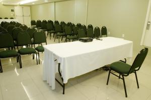 Área de negócios e/ou sala de conferências em Ímpar Suítes Expominas