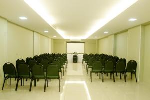Área de negócios e/ou sala de conferências em Ímpar Suítes Expominas