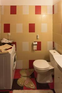 クルジュ・ナポカにあるSunrise Studioのバスルーム(トイレ、洗面台付)