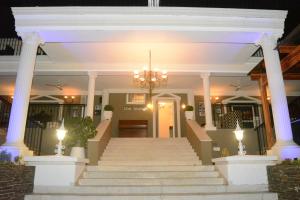 德班的住宿－伊馬克霍斯尼精品會議酒店，一座带楼梯和吊灯的建筑