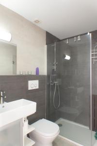 リンコン・デ・ラ・ビクトリアにあるApartamento Mediterráneoのバスルーム(シャワー、トイレ、シンク付)
