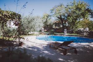 una piscina con panchina di fronte di Cosy Getaway a Gostinjac