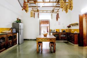 Dapur atau dapur kecil di IKSHAA Luxury Villa with Private Pool