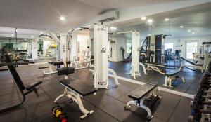een fitnessruimte met verschillende loopbanden en machines bij Galley Bay Resort & Spa - All Inclusive - Adults Only in Saint Johnʼs