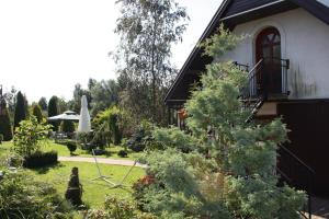 a garden in front of a house at Wimika in Kowalowy