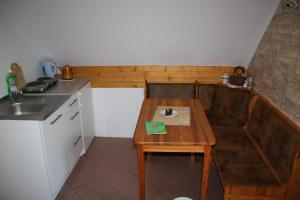 une petite cuisine avec une table en bois et un évier dans l'établissement Wimika, à Kowalowy