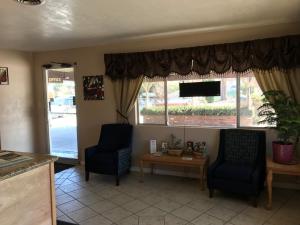 A seating area at Vino Inn & Suites