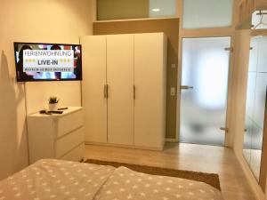 TV a/nebo společenská místnost v ubytování Tiny Apartment LIVE-IN Wertheim am Main