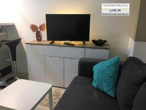 TV a/nebo společenská místnost v ubytování Tiny Apartment LIVE-IN Wertheim am Main