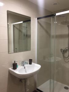 ヤブルニツァにあるTranzytのバスルーム(洗面台、ガラス張りのシャワー付)
