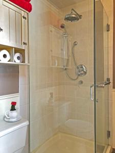 ナイアガラ・オン・ザ・レイクにあるButler Creek Houseのバスルーム(ガラス張りのシャワーブース付) +8枚の写真