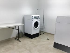 a laundry room with a washing machine and a table at Motel 6-Mankato, MN in Mankato