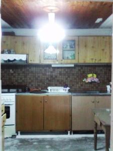 مطبخ أو مطبخ صغير في Thanasis Efh House