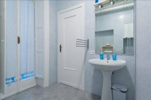 ナポリにあるベッド ＆ ブレックファースト カーサ マリエラの洗面台と鏡のある白いバスルーム +44枚の写真