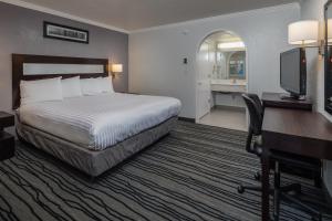 Un pat sau paturi într-o cameră la Redwood Creek Inn