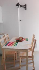 - une table avec deux chaises et une table avec une couverture dans l'établissement Casa Le Cementine, à Verbania