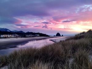 a view of a beach with a sunset at Webb's Scenic Surf in Cannon Beach