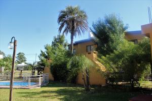 La pileta dentro o cerca de Yataí Casas