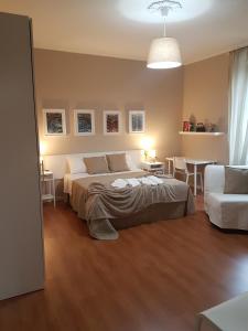 1 dormitorio con 2 camas, mesa y sofá en Appartamento Gradisca, en Lecco