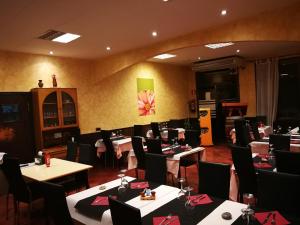 ein Restaurant mit Tischen und Stühlen in einem Raum in der Unterkunft Hostal Escarla in Aren