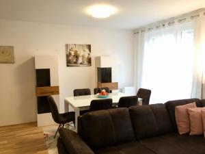 ein Wohnzimmer mit einem Sofa und einem Tisch in der Unterkunft New Stylish Apartment in Wien