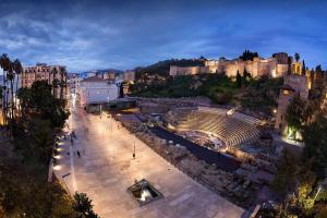 an aerial view of an amphitheater at night at Apartamento Alcazaba in Málaga