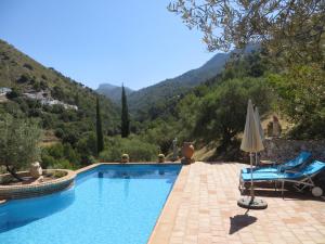 a swimming pool with a view of a mountain at Colores en el Viento in Frigiliana