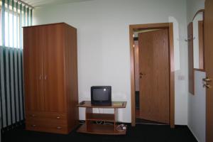 TV a/nebo společenská místnost v ubytování Hotel Paradis + 13 fotografií