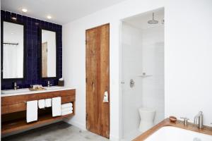 La salle de bains est pourvue d'un lavabo, de toilettes et d'un miroir. dans l'établissement Hotel El Ganzo Adults Only, à San José del Cabo