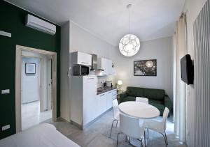 Il comprend une cuisine et un salon avec une table et des chaises. dans l'établissement Bacio di Dama Lingotto, à Turin