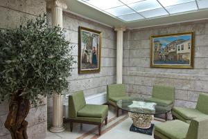 a rendering of a waiting room with chairs and a table at Villa Elia in Veria