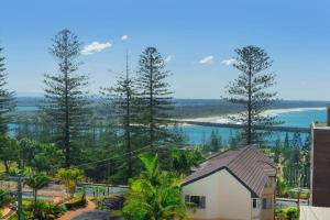 uma casa com vista para a água e as árvores em Akuna 20 6 Joffre Street em Port Macquarie