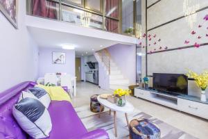 TV a/nebo společenská místnost v ubytování Lavender Apartment Branch